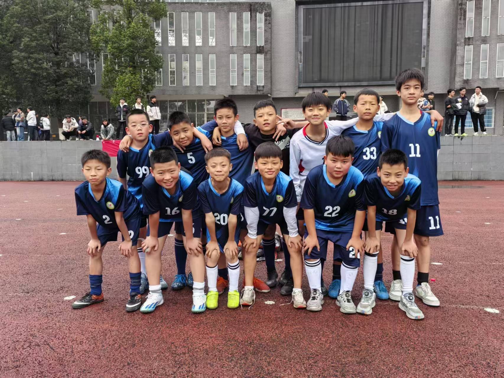 中国足球赛现场团结拼搏，团队力量展现