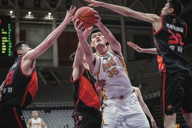 爱游戏官方-江西男篮大胜山西队，取得重要胜利