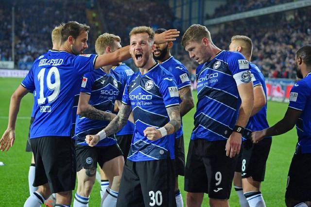 AYX体育赛事-柏林赫塔队员表现出色，球队信心大增