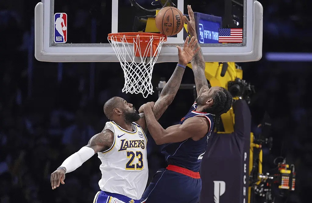 湖人鏖战尼克斯,欧文状态火热 湖人鏖战尼克斯,欧文状态火热