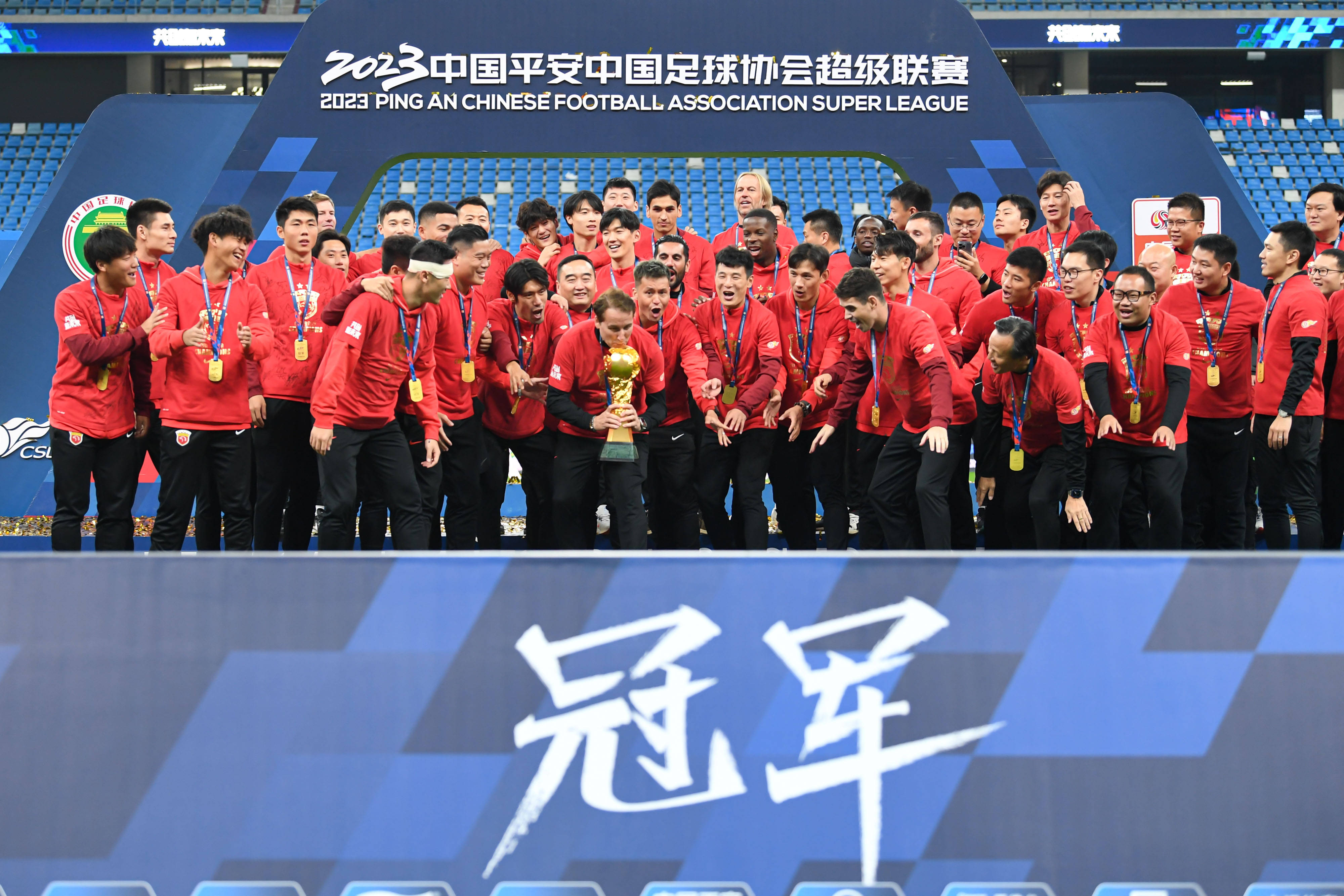 爱游戏官方-上海海港压哨得分，赢得比赛